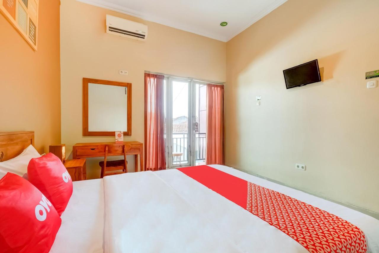 Super Oyo 3496 Griya Gayatri Syariah Hotel Melati Buitenkant foto