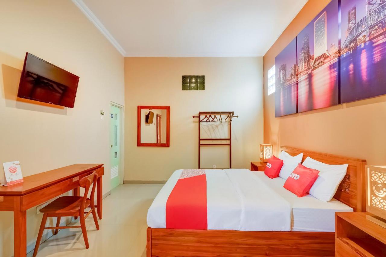 Super Oyo 3496 Griya Gayatri Syariah Hotel Melati Buitenkant foto
