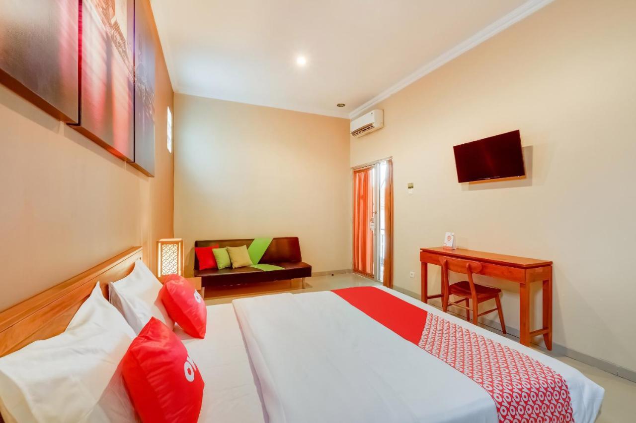 Super Oyo 3496 Griya Gayatri Syariah Hotel Melati Buitenkant foto