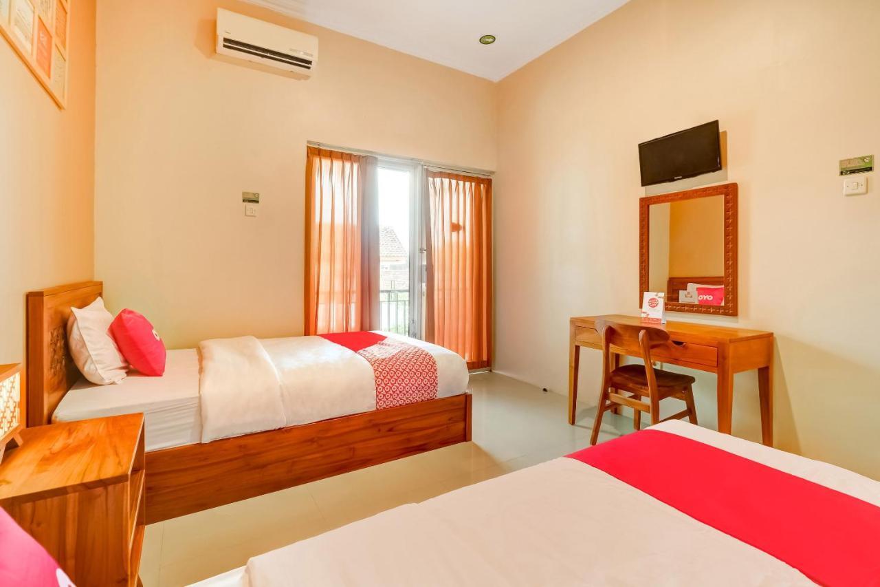 Super Oyo 3496 Griya Gayatri Syariah Hotel Melati Buitenkant foto