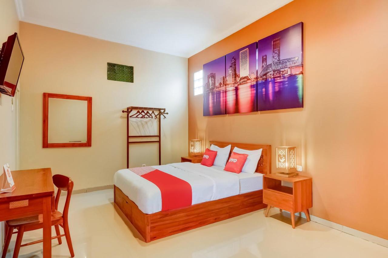 Super Oyo 3496 Griya Gayatri Syariah Hotel Melati Buitenkant foto
