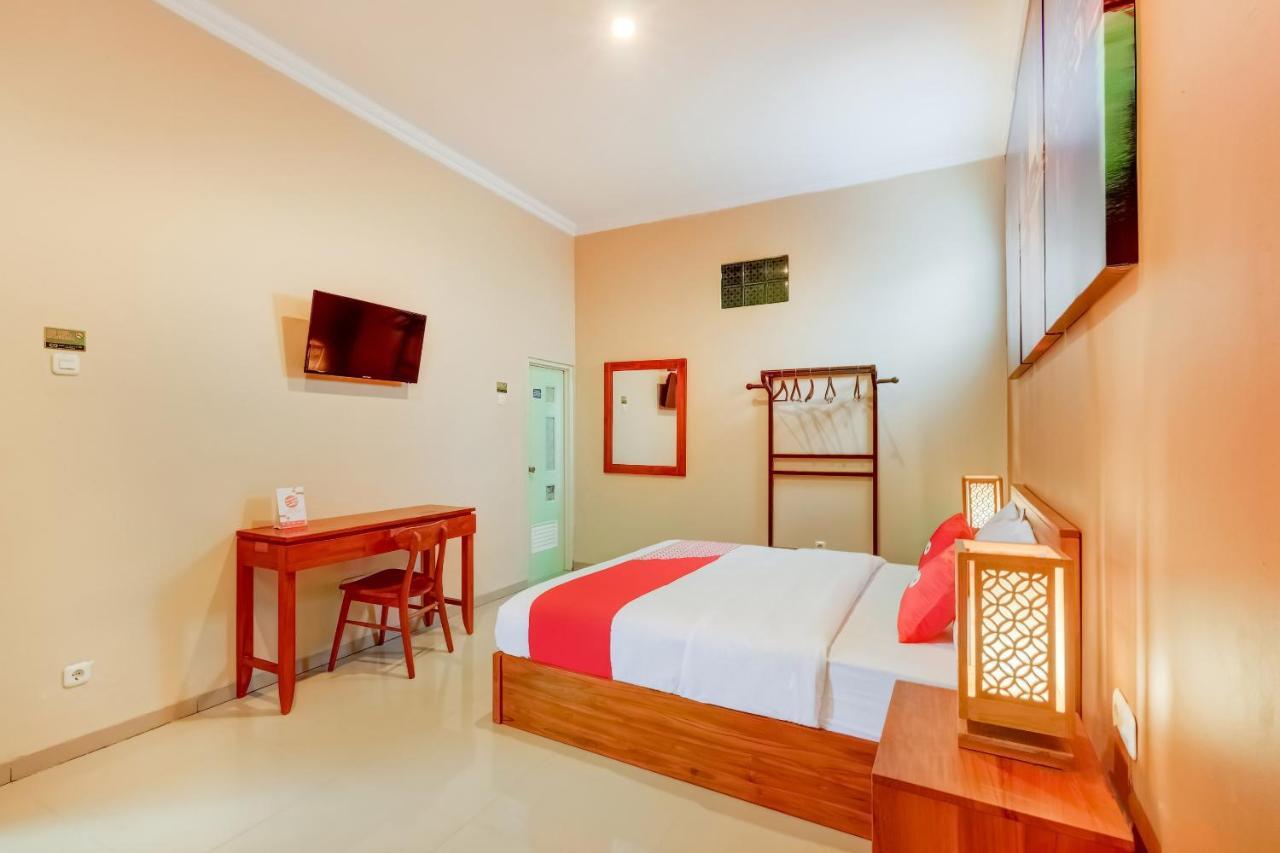 Super Oyo 3496 Griya Gayatri Syariah Hotel Melati Buitenkant foto