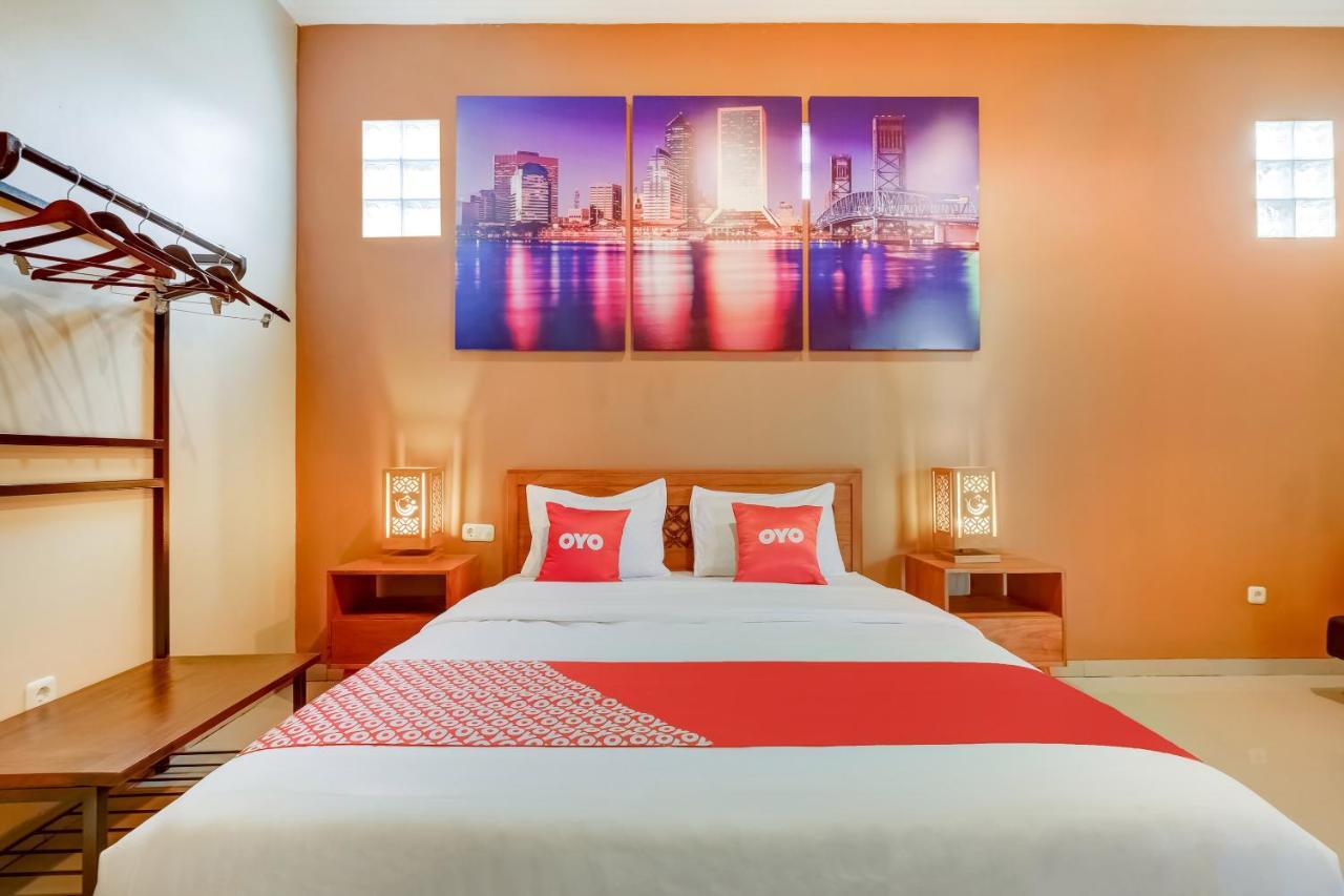 Super Oyo 3496 Griya Gayatri Syariah Hotel Melati Buitenkant foto