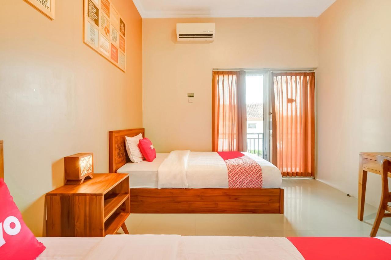 Super Oyo 3496 Griya Gayatri Syariah Hotel Melati Buitenkant foto